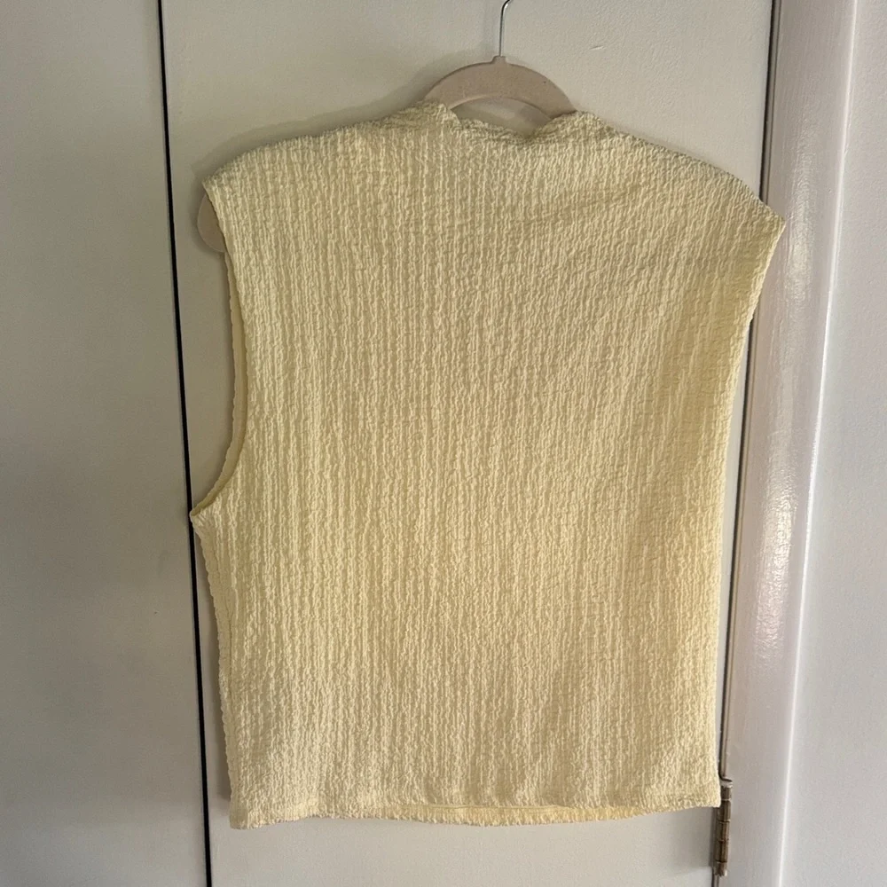 Like new Abercrombie & Fitch butter yellow shell top - Picture 3 of 3